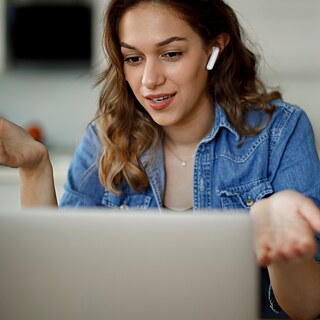 Eine Lehrkraft vor dem Laptop