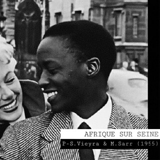 Citation du film Afrique sur Seine (1955) : Une femme blanche, un homme noir se regardent en souriant. Ils portent des vêtements dans le style des années 1950.