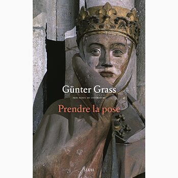 In der Kinderecke der Bibliothek hören Kinder einer Frau beim Geschichtenerzählen zu