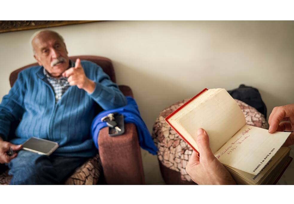 Ramon Fayad et le carnet où son père notait les naissances.