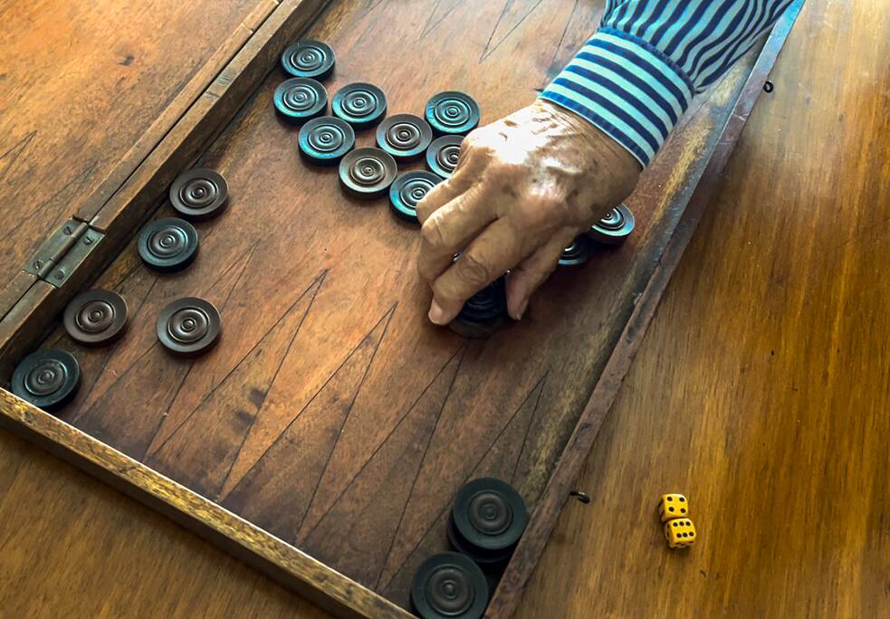 La planche à tawle faite à la main qui a voyagé avec la famille depuis Baabda, au Liban.