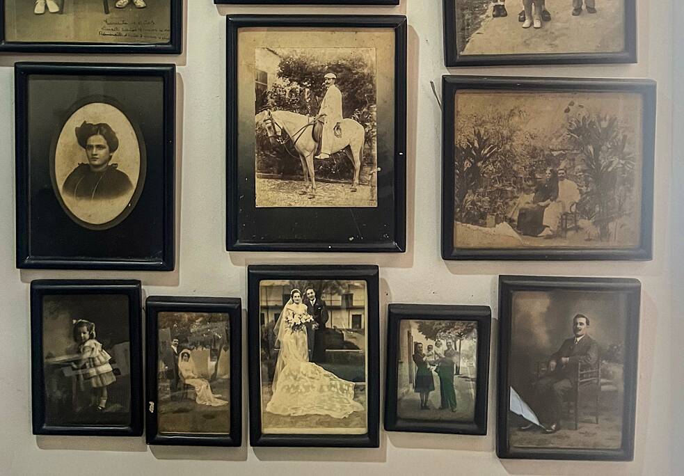 Photos de trois générations de descendants libanais : au centre, l'arrière-grand-père, le commerçant Darwich Fayad, sur son cheval à Honda, en Colombie.