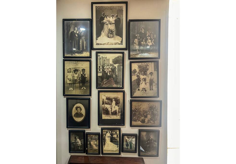 Mur de photos de famille avec trois générations de descendants libanais.