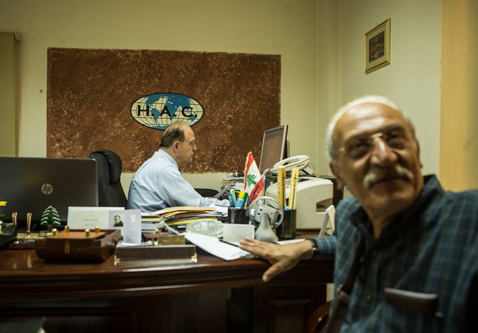 Ramon Fayad au bureau du notaire Joseph Helou à Baabda, alors qu'il recherchait des documents sur ses ancêtres qui ont émigré en Colombie.