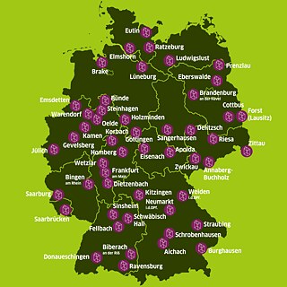 Graphic map of Germany with the locations of the information centres marked on it © Grafik: Carolin Eitel © Goethe-Institut Infohäuser Standortkarte