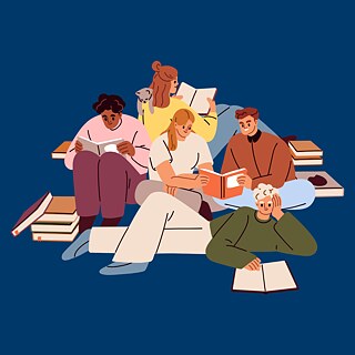 Une illustration colorée montre cinq personnes assises ou allongées sur des coussins, plongées dans la lecture. Elles tiennent des livres ouverts et sont entourées de piles de livres posées au sol. Les vêtements sont variés et aux tons doux (rose, beige, vert, brun). L’arrière-plan est entièrement bleu foncé, ce qui met en valeur la scène de lecture. L’ambiance évoque un moment convivial et studieux.