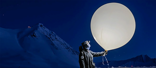 Key Visual Stars of Polar Night: Kvinne med en lysende værballon, i bakgrunnen et mørkt landskap av is og snø