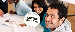 Lerner und Lernerin am Tisch mit Lernmaterial