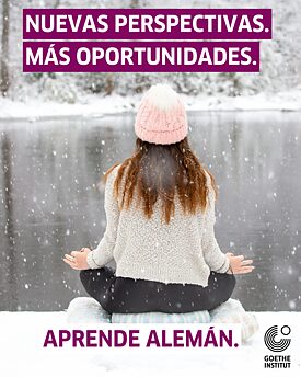 Ein Mann steht auf einem Gipfel und blickt in den Horizont