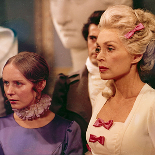 Charlotte Kestner stands next to each other in evening dress on the right, her daughter Lotte on the left. They look seriously in the same direction.