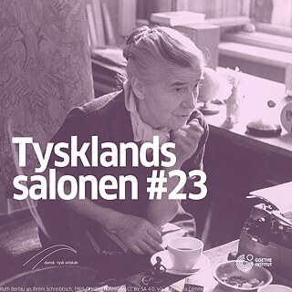 Foto von Ruth Berlau an ihrem Schreibtisch