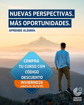 Ein Mann steht auf einem Gipfel und blickt in den Horizont