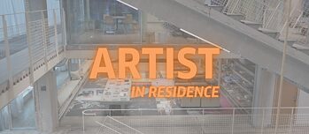 Schriftzug Artist in Residence, im Hintergrund Ansicht vom Innenraum im Kulturzentrum Thoravej 29. 