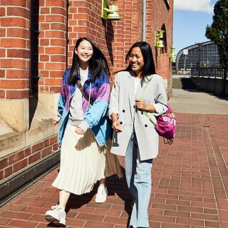 Rina und eine Kursteilnehmerin auf dem Weg zum Goethe-Institut