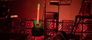 Foto von einem Musikinstrument auf einem Teppich