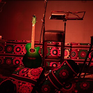 Foto von einem Musikinstrument auf einem Teppich