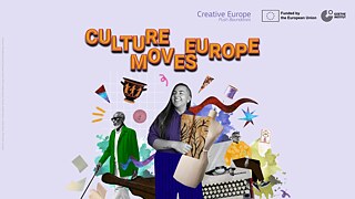 Grafik mit dem Schriftzug ‚Culture Moves Europe‘ in großen orangefarbenen Buchstaben auf violettem Hintergrund. Im Vordergrund steht eine stilisierte Person mit langen Haaren, die ein gerolltes Papier und ein Blatt mit einer Zeichnung hält. Um die Figur herum sind verschiedene kulturelle und kreative Elemente wie eine antike Vase, geometrische Formen, eine Schreibmaschine, Collagefragmente und bunte grafische Akzente verteilt. Oben rechts befinden sich die Logos von ‚Creative Europe‘, der Europäischen Union und dem Goethe-Institut.