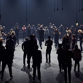 Eine Gruppe tanzender Menschen