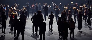 Eine Gruppe tanzender Menschen