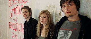 Das Bild zeigt die drei Hauptdarsteller*innen