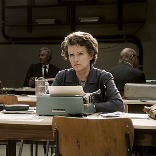 Das Foto zeigt Hannah Arendt sitzend am Schreibtisch.