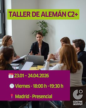 Eine Gruppe von Personen in einem Klassenraum sitzt im Kreis und bespricht aktuelle Themen