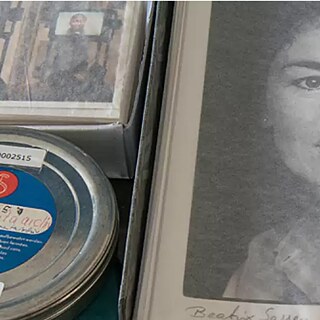 Архивен кадър с различни материали: вляво филмова ролка със син етикет, в центъра голямо черно-бяло изображение в папка, вдясно купчина документи и фотография с модерна скулптура. Сцената представя исторически и художествени архивни фондове.