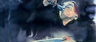 Therese Giehse, die mit einem Löffel von einem Teller isst, vor dunklem Hintergrund. 