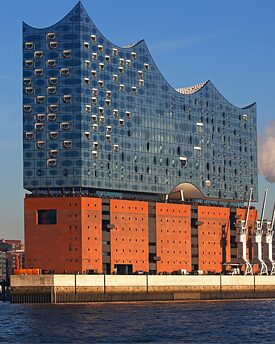 eine Mischung aus Grafiken von Sprechblasen und zwei Menschen die sich unterhalten