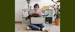 Frau mit Laptop und Katze