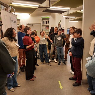 Eine Gruppe Menschen unterhält sich in den Räumen des Goethe-Instituts.