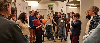 Eine Gruppe Menschen unterhält sich in den Räumen des Goethe-Instituts.