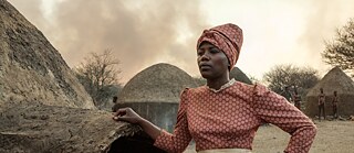 Eine schwarze Frau in einem roten Kleid.