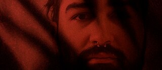 Gesicht in rotem Licht