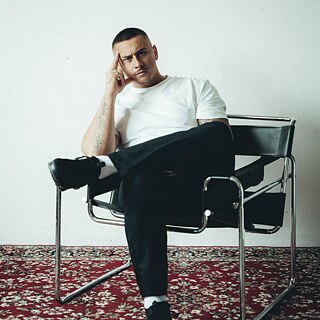 Ein Mann in einem weißen T-shirt