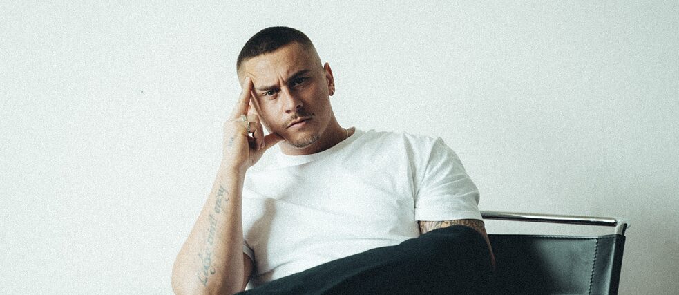 Un homme portant un Tshirt blanc.