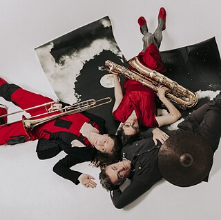 Trois musiciens avec leurs instruments