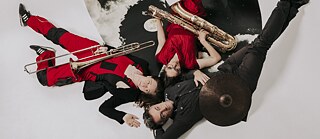 Trois musiciens avec leurs instruments
