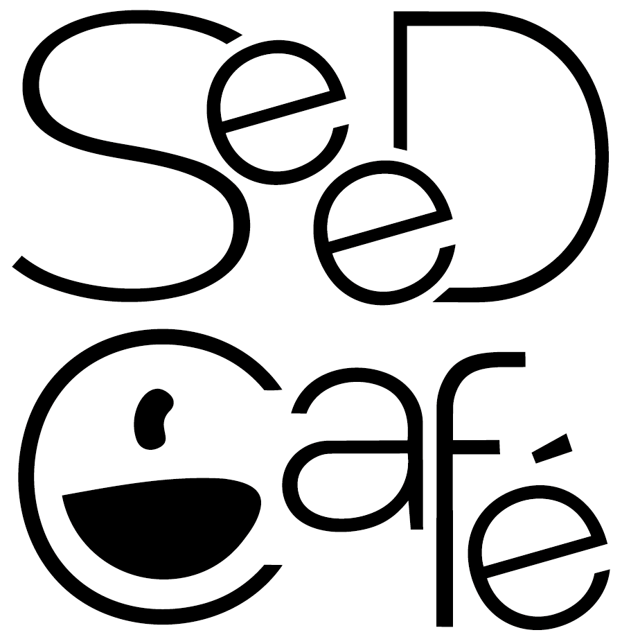 Sprungvolle Schrift mit dem Wort „Seed Café”. Man erkennt Kaffee und darüber eine Bohne, die in der Vertiefung des „C” von Café schwebt.