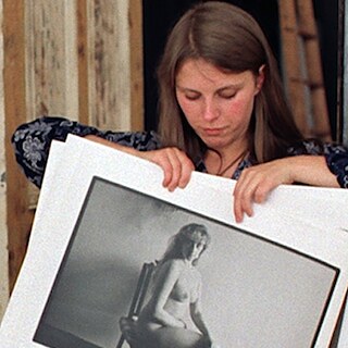 Die Regisseurin mit einem Aktfoto in der Hand.