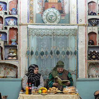 Drei Frauen in einem alten zentralasiatischen Haus