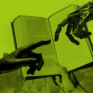 Eine menschliche Hand und eine robotische Hand greifen gleichzeitig nach einem aufgeschlagenen Buch vor grünem Hintergrund.