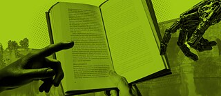 Eine menschliche Hand und eine robotische Hand greifen gleichzeitig nach einem aufgeschlagenen Buch vor grünem Hintergrund.