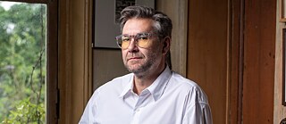 Gilles Collard vor dem Fenster