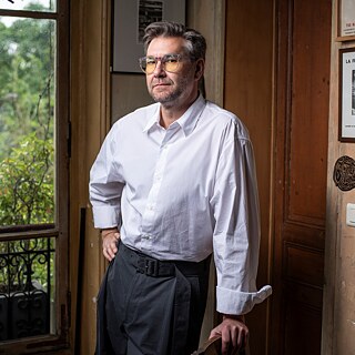 Gilles Collard vor dem Fenster