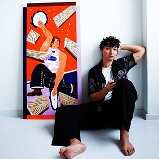 Portrait d’un artiste assis à l’intérieur et regardant vers la caméra. &copy; © Privé Jasmina El Bouamraoui