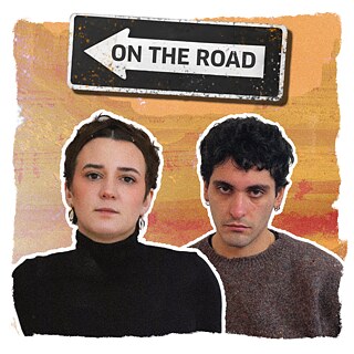 Ein Einbahnpfeil mit der Aufschrift „On the Road” neben Porträts der Autoren Louise Kenn und Mücahit Türk vor einem orangefarbenen, wüstenartigen Hintergrund.  