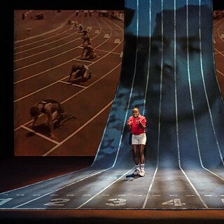 Eine Person auf einer Sprint-Bahn