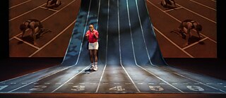 Eine Person auf einer Sprint-Bahn