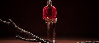 Eine Frau und ein Ast